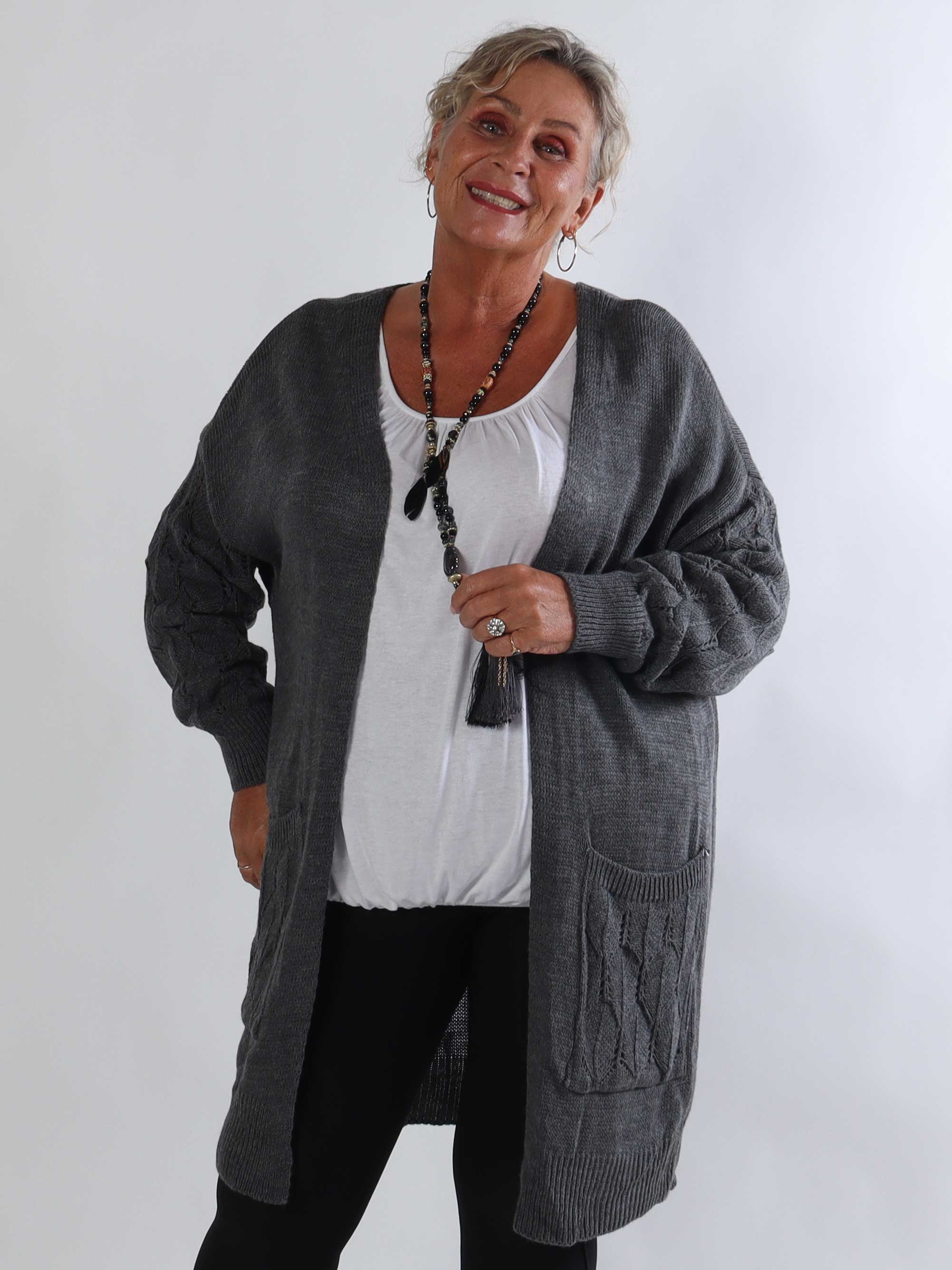 Elizabeth - Lang plus size strikcardigan med fint hulmønster på ærmerne